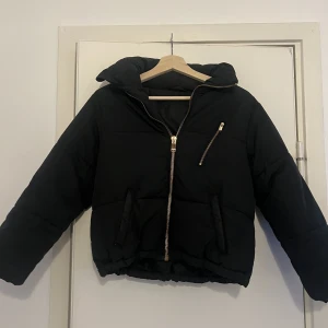 Puffer jacka från H&M - jackan är i bra skick och i storlek XS Ganska tjock och användbar till höst och vinter. Tar bara emot swish! Köparen står för frakten! 