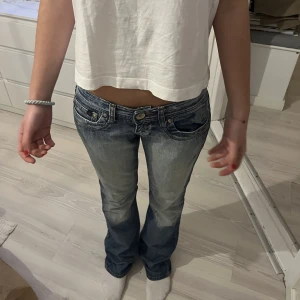 Lågmidjade jeans  - Säljer dessa lågmidjade jeans som jag köpte på second hand, vet inte märket💕