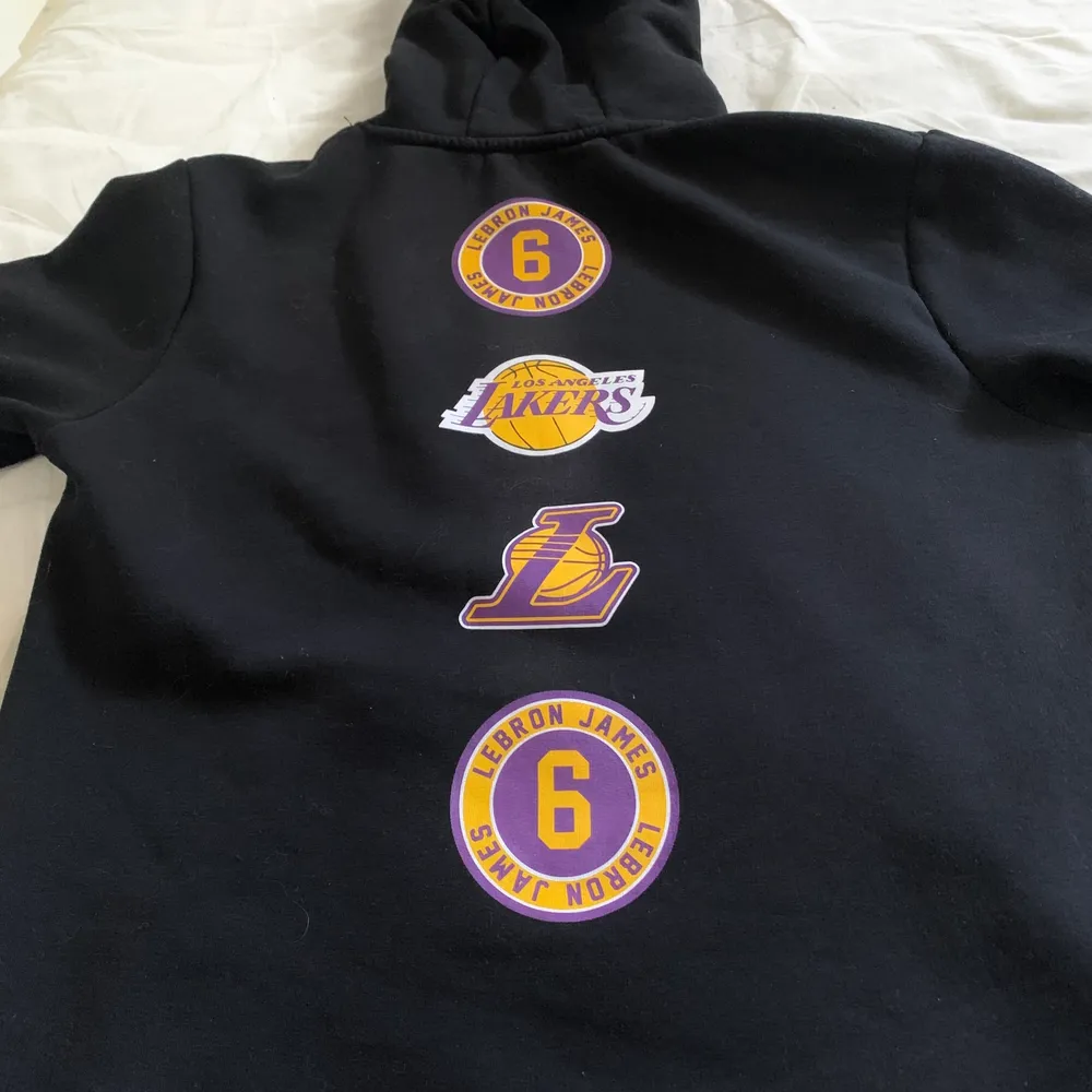 NBA Lakers Hoodie 🏀 Köpt ny i Berlin för 50€! Knappt använd och i toppskick. Storlek herr S. Passar både tjejer och killar.. Hoodies.