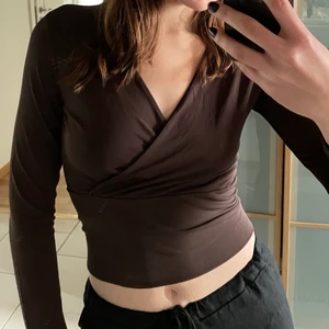Brun topp - Secondhand topp i bra kvalitet, känns som ny. Tyvärr står ingen storlek men jag uppskattar den till xs/s. 
