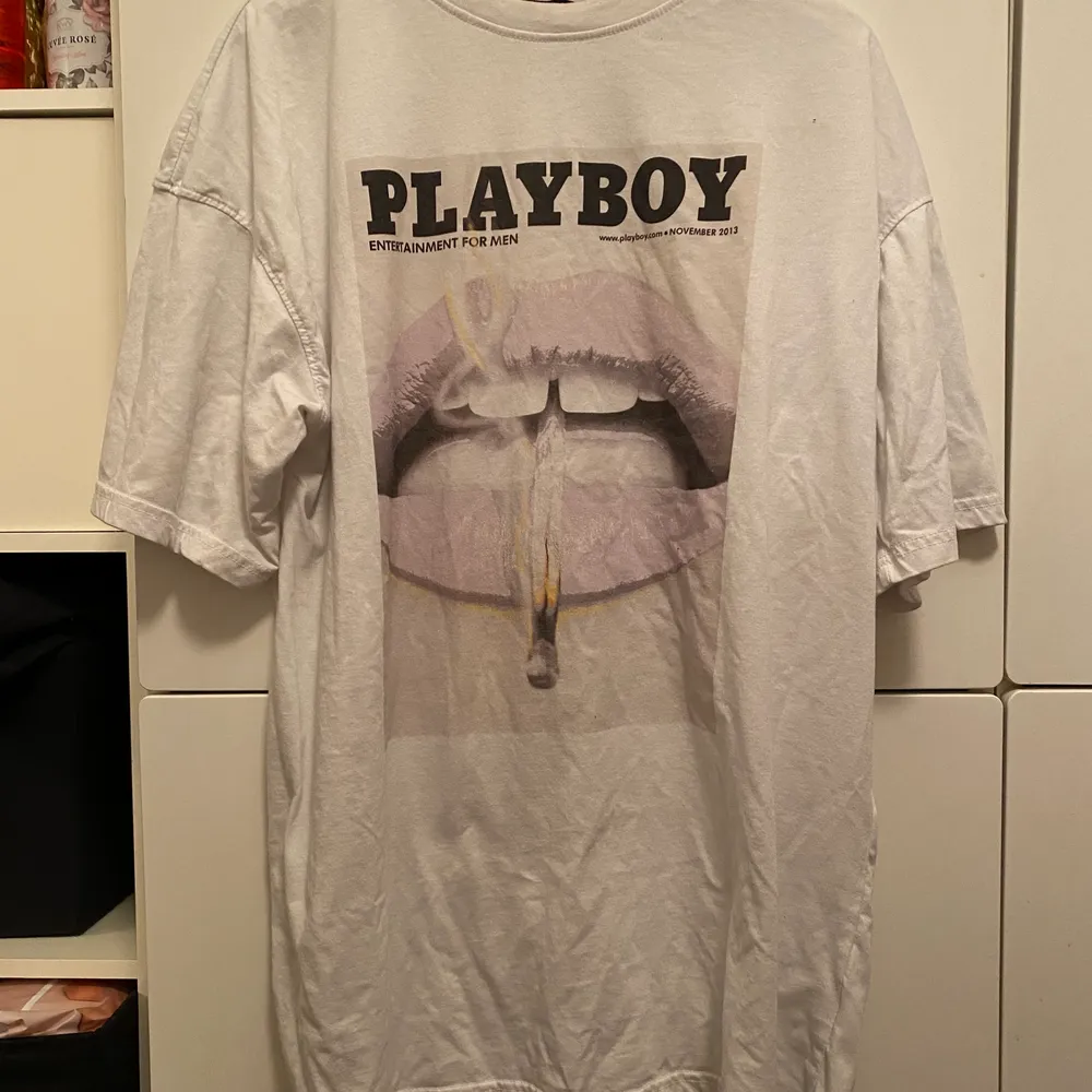 Det är en vit T-shirt från playboy med playboy tryck fram på T-shirten. T-shirten är använd ca 5 gånger så är i nyskick. Stoleken är 36. . Toppar.
