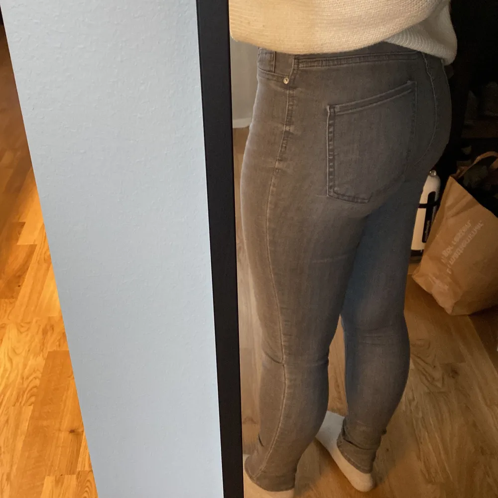 Ljusgråa jeans i storlek 38. Högmidjade . Jeans & Byxor.