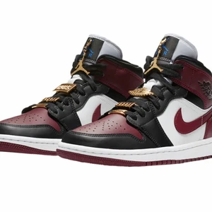 wmns Jorden 1 mid se gold pendants - SÖKER!! skriv ifall du säljer dessa jorden 1s hälst inte så använda men spelar ingen roll , storlek kan vara 38,5 ,39 40 eller 41