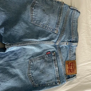 Levi’s jeans - Säljer mina Levisjeans i nyskick. Är tyvärr något för små för mig men hade annars behållit dem. Kontakta mig för mer information och bilder!