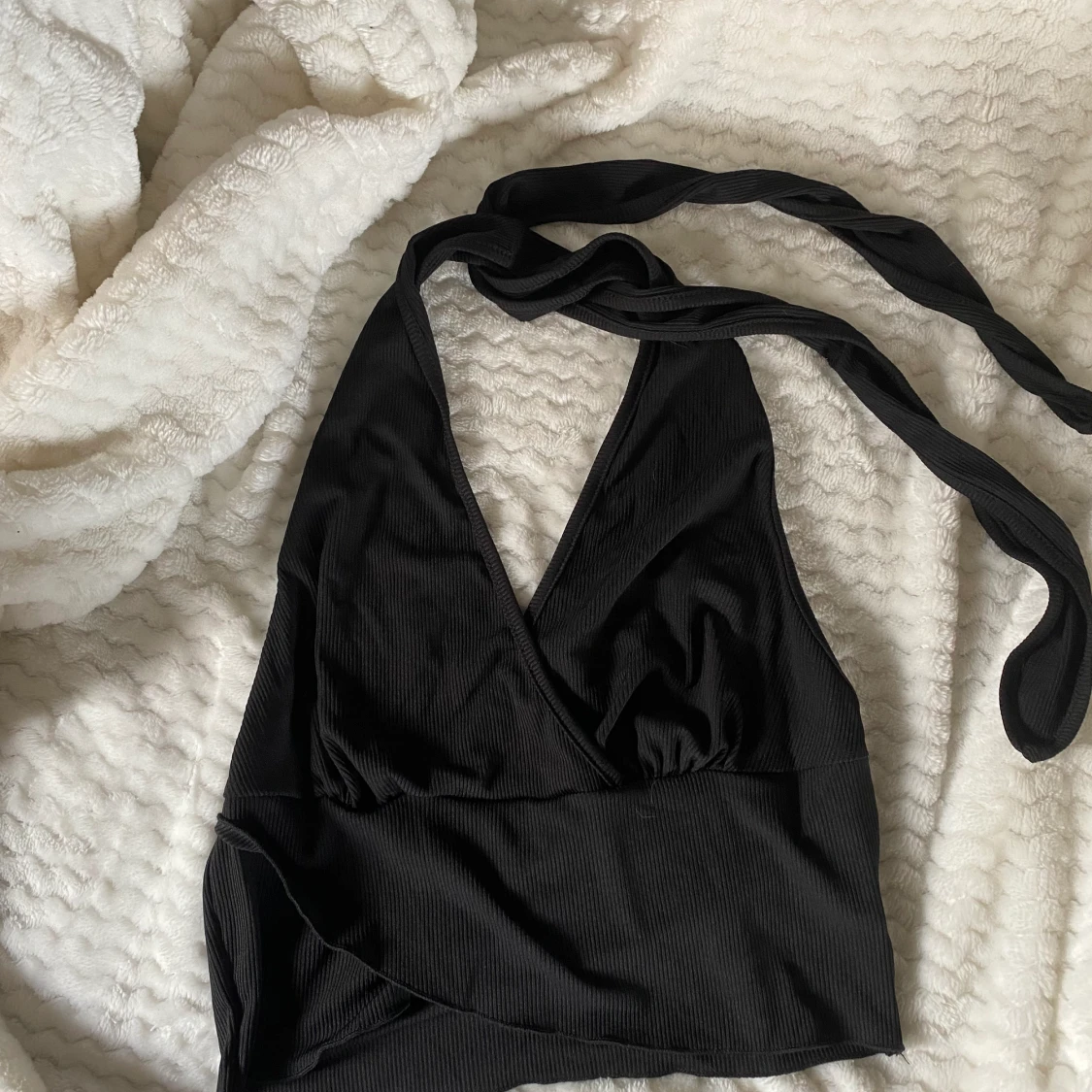 Topp med knytband i nacken