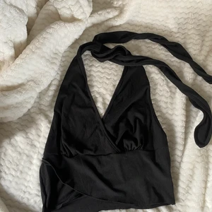 Topp med knytband i nacken  - Helt ny topp med knytband i nacken. Storlek M. Säljes då den är lite för stor i bysten för mig (B-kupa)