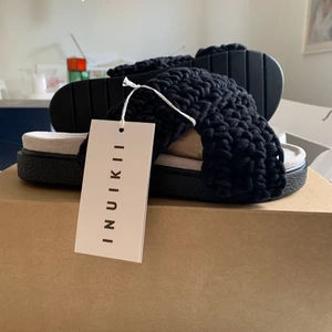 Inuikii tofflor - Helt nya inuikii tofflor i strl.38 som tyvärr var för små! Passar även strl.37! Aldrig använda ENDAST öppnade ur lådan och prövade😍 Nypris: 2000:-