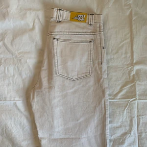 POLAR SKATE 93’ JEANS - Vita utsålda Polar Skate 93! jeans.  strl. 32/32. Nypris 1299kr. Sista bilden är samma modell i annan wash. Har möjlighet att sy in byxorna i midjan för att passa en baggy xs/s dam, kostar 200kr extra! ❤️ 