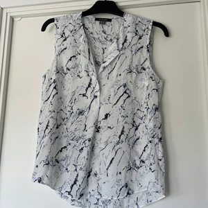 Linne - Ett fint och väldigt tunt sommarlinne/blus I strl 38, knappt använd och inte genomskinligt:)