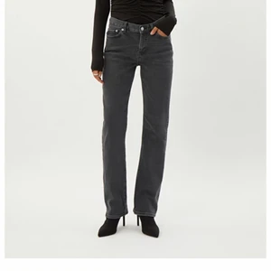 Weekday Jeans  - Ett par svarta super snygga midrise jeans från Weekday💖 använda ett fåtal gånger då storleken blev fel. Super fin passform och väldigt bekväma💖 Köparen står för frakten 