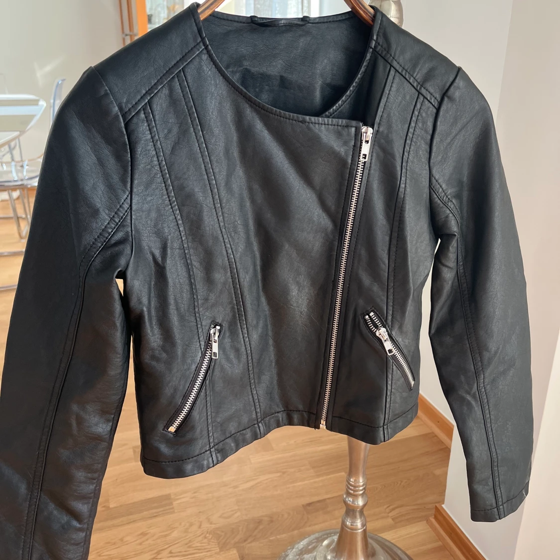 ”Skinnjacka” tjej