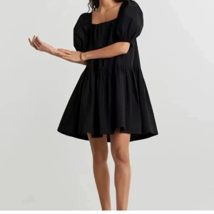 Svart klänning - En superfin svart klänning från ginatricot som tyvärr är något för stor för mig. Använd endast en gång och är i storlek 38🌸🥰🌷 perfekt till sommaren!