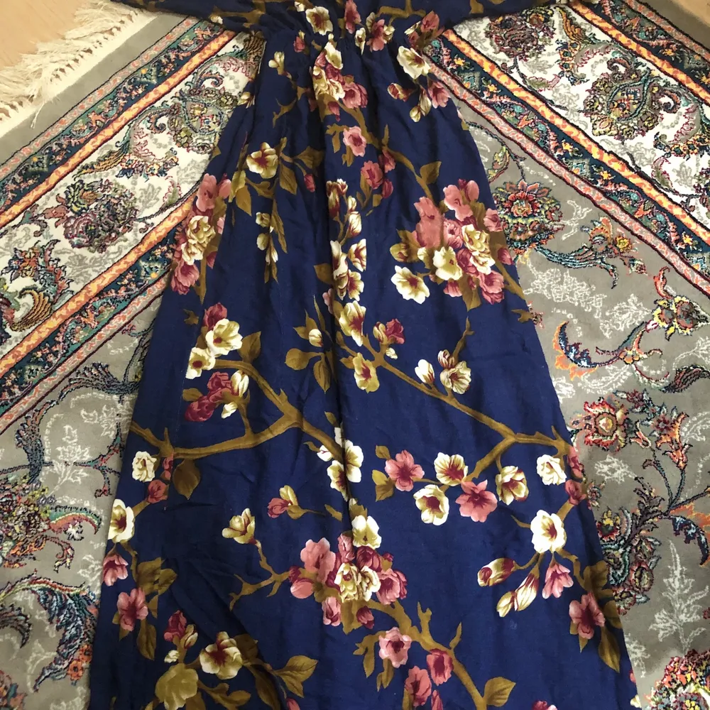 Hej jag vill sälja min sköna klänning från Kurdistan dem är jätte sköna och i ett bra material om du är under 150-160cm passar den dig.❤️. Klänningar.