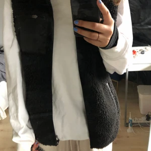 Teddy väst - En Teddy väst använd fåtal gånger, säljer då den int kommer till användning. Jättefint skick!! 