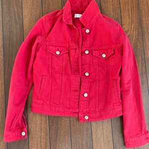 Jeansjacka mango  - Röd jeansjacka från Mango, inte används så mycket. Storlek: xs😊🦔🎊