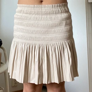 Zara kjol - Oanvänd kjol i nyskick. Str M men skulle passa en S eller L då den är stretchig. Buda i kommentarerna