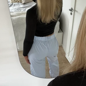 Pyjamasbyxor från Zömn 💙 - Säljer nu mina helt oanvända pyjamasbyxor från Zömn 💙 storleken är one size men passar mig perfekt i längden som är 169 cm 🌸 nypris 499 kronor 🥰