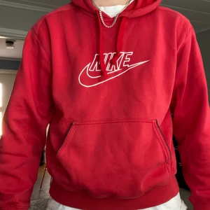 Nike hoodie oldschool - Säljer denna på grund av att den har blivit lite för liten😊