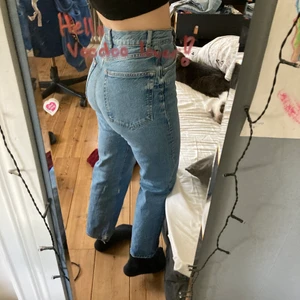  Gina Tricot  Jeans - Mina favorit jeans väldigt länge men nu har jag fuxiorna ut dem. Passar perfekt på kroppar med storlek 36. På mig 38 sitter dem för tajt. Bra skick ock väsligt sköna när dem passar. Det är knappt istället för gylf som jag gillar som detalj.  Sitter fint. Original pris 600