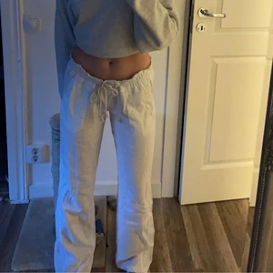 Linnebyxor Roxy  - Lägger ut igen pågrund av inga svar av köparen💗💗 Helt nya oanvända linnebyxor från Roxy, jag är ca 160 cm och är i strl M 🥰 köp direkt för 600kr plus frakt ;) 