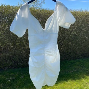 Studentklänning - Helt oanvänd och ny klänning, storlek M men passar en S också. Jag köpte några olika klänningar för att välja till studenten, men bestämmer mig nu för att sälja denna istället. Nypris är runt 900kr. Köp direkt för 700kr