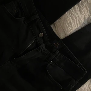 Svarta jeans - Snygga jeans i nyskick. Hög midja, ganska raka i modell. 