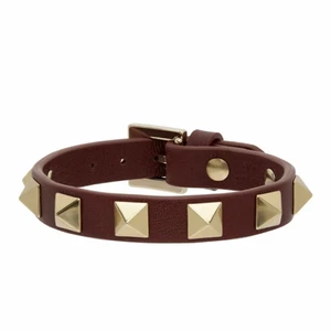 Valentino armband - Säljer mitt vinröda valentino armband då det inte kommer till användning, kvitto och äkthetsbevis finns kvar och påse och box ingår självklart också vid köp. Nypris 2215kr, tar inte emot bud under 1000kr köp direkt för 1500kr. Finns vissa slitningar därav priset. 