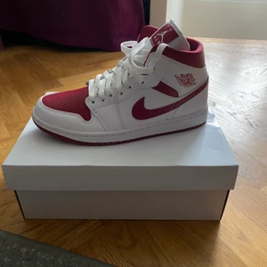 Jordan 1’s Reverse Chicago  - Endast testat 1 gång. 10/10 skick och är väldigt fräscha. Storlek EU 42. Priset går och diskutera vid snabbaffär. Går och mötas samt frakta. Köparen står för frakt. 