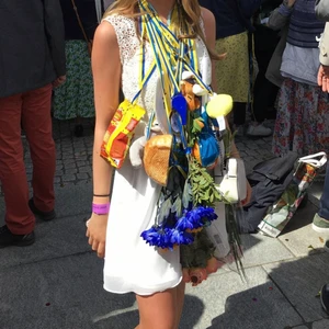 Studentklänning - 🎀SKRIV ETT PRIS!!🎀 Jättefin studentklänning från Nelly! Använd endast en gång och i bra skick. Klänningen går till knäna ungefär. 