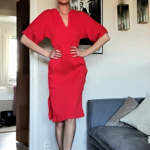 Klänning  - Sommarklänning från Hm i fint material. Använd vid ett tillfälle. Strl 38, jag är vanligtvis 36 men tycker denna sitter snyggt om man vill ha något större också. 