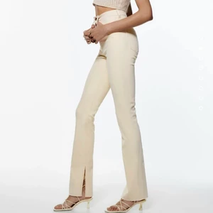 Jeans  - Beige jeans från zara med slits. Jag är 175 och dom sitter fint i längden men går även att klippa kortare om dom skulle bli för långa❤️ nypris 359kr. Gratis frakt med frimärken eller 66kr spårbar❤️❤️