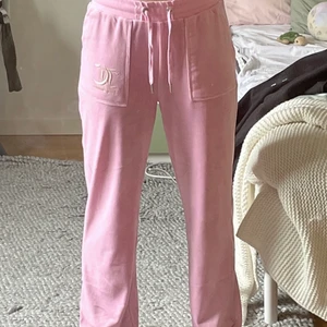 Rosa juicy byxor - Jag skulle vilja sälja mina juicy byxor som är i färgen ”orchid” dem är i storlek xs/s skriv i om du skulle vara intresserad av att köpa❤️❌ANVÄND INTE KÖP NU SKRIV PM IST❌ 💰 pruta gärna då jag verkligen vill ha de sålda 💰 