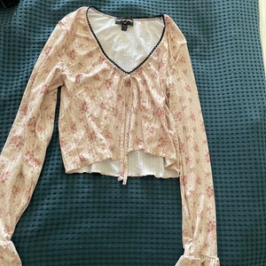 Blommig topp  - Säljer denna superfina topp ifrån new girl order som är använd 2 gånger! Storlek 42 men den passar även storlek 40 och över då den är stretch! Nypris: 350kr ‼️frakt tillkommer‼️
