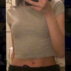 T-shirt - GrånT-shirt som sitter tajt. Väldigt fint och sitter jätte bra. Inte riktigt min stil och använder inte T-shirts längre. Storlek XS