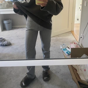 Weekday jeans - Säljer nu mina superfina weekday jeans i en ljusgrå färg. Knappt använda. Storlek 25/32 och i modellen voyage. Av vad jag sett finns färgen inte kvar på hemsidan
