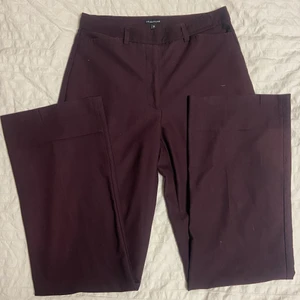 Lila bootcut byxor, strl 38 - Lila byxor med bootcut. De är i storlek 38 och jag säljer dom för att dom är för stora för mig. 