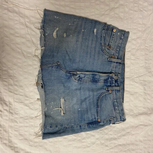 Levi’s kjol, strl 28  - Snygg minikjol i storlek 28. Band i linningen som jag satt dit själv. Går att justera storleken i midjan. Väldigt snygg men tyvärr lite för stor för mig därav försäljning. 