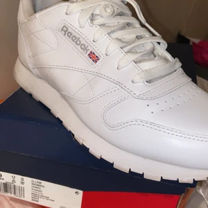 Reebok skor - Säljer mina Reebok classic använda endast ett fåtal gånger så de är nästan som nya. Priset är 300kr samt frakt 66kr :)