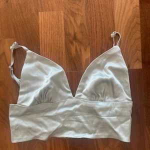 Topp från zara - Jättefin festtopp från zara, säljer då den inte passar min byst så kan tyvärr inte visa den på. Den har resår i baktill så kan stretcha sig runtom. 