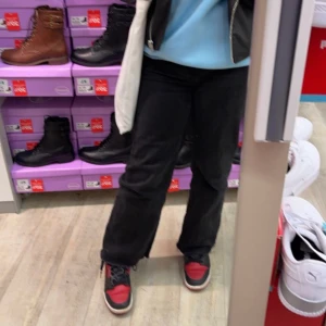 Svarta baggy jeans - Jätte fina jeans används inte mkt alls sitter perfekt i längden på mig som är 154