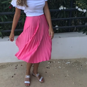 Plisserad midikjol - Sommarens skönaste kjol💖 använt under en sommar, några små slitage men kan absolut hålla flera somrar till.