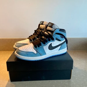 AIR JORDANS - jätt snygga air jordans i modellen university blue!jätte bra sjick. Äkta såklart! Swippa för att se en liten grön bricka där du kan skanna och se till att dem är äkta. Köpta för runt 3000 säljer för runt 1000 inklusive frakt priset går att diskutera! Storlek 35!❤️👟