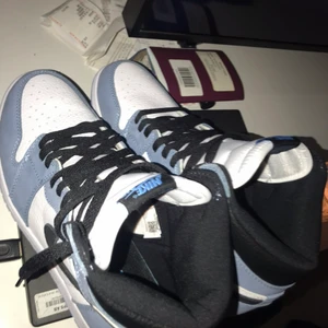 Nike jordan 1 uni blue  - Använda 10-20gånger, skorna är i nytt skick se ovan på bild  . Kommer med låda. Inkluderar inte frakt 