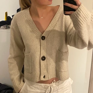 Stickad kofta hm - Säljer denna super sköna beiga stickade koftan från hm! Lite nopprig i ärmarna, men inget man tänker på mycket, annars i ett väldigt bra skick! 💕💕Storlek XS men lite oversized vilket är supernajs 