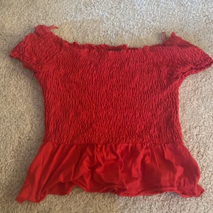 Topp från Gina  - En fin röd topp från Gina o storlek s. Om mer bilder önskas är det bara att skriva privat! 