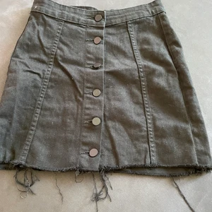 Jeans kjol - Snygg svart jeans kjol med knappar