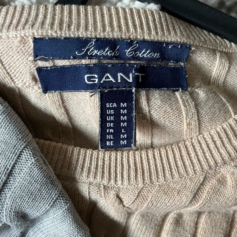 En beige och en grå stickade tröjor från märket gant, bra skick!  90 kr per tröja 😁. Tröjor & Koftor.
