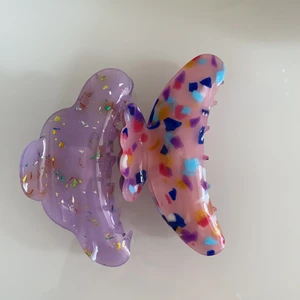 Hårklämma  - Två jättefina hårklämmor från Sui Ava; 11,5x5cm (stora klämmor), köpta för 130kr/styck i Köpenhamn, säljer pga använder inte, köp båda för 130 kr inklusive frakt ! 