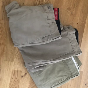 Dickies chinos (beige) - Tre par dickies work pant chinos. De är exakt samma byxor alla tre de är bara köpta vid olika tillfällen. Alla 3 kostar 100kr eller 50kr per byxa 