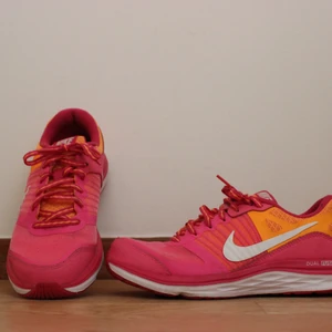 Nike skor - Rosa Nike skor använda inomhus. Storlek 36.5